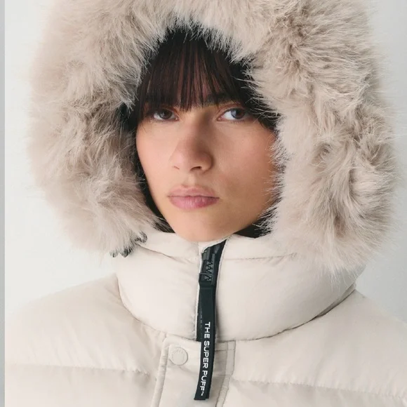 Aritzia Super Puff Chalet with faux fur - Picture 4 of 6